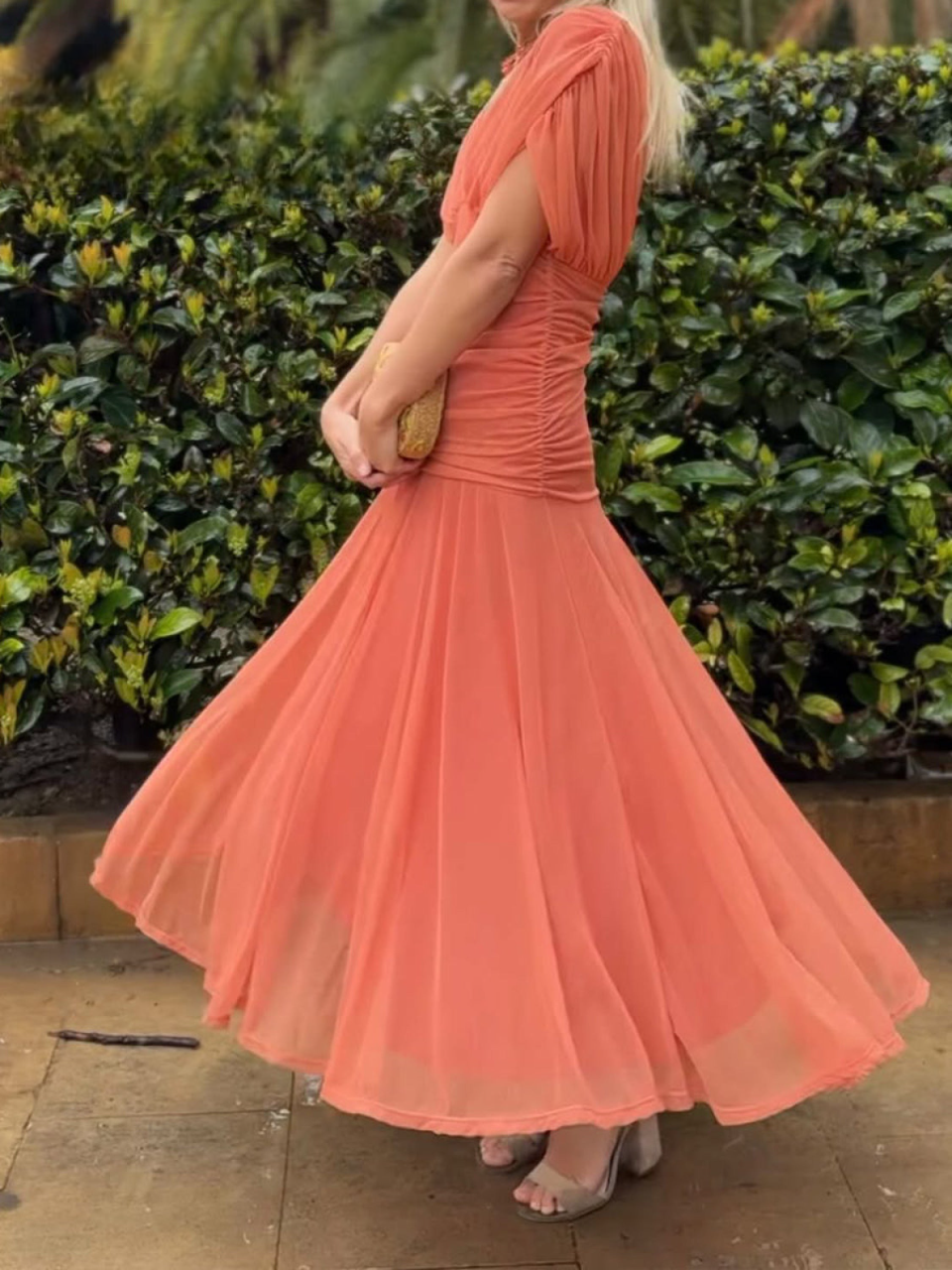 Elegancka sukienka wieczorowa z odkrytymi ramionami