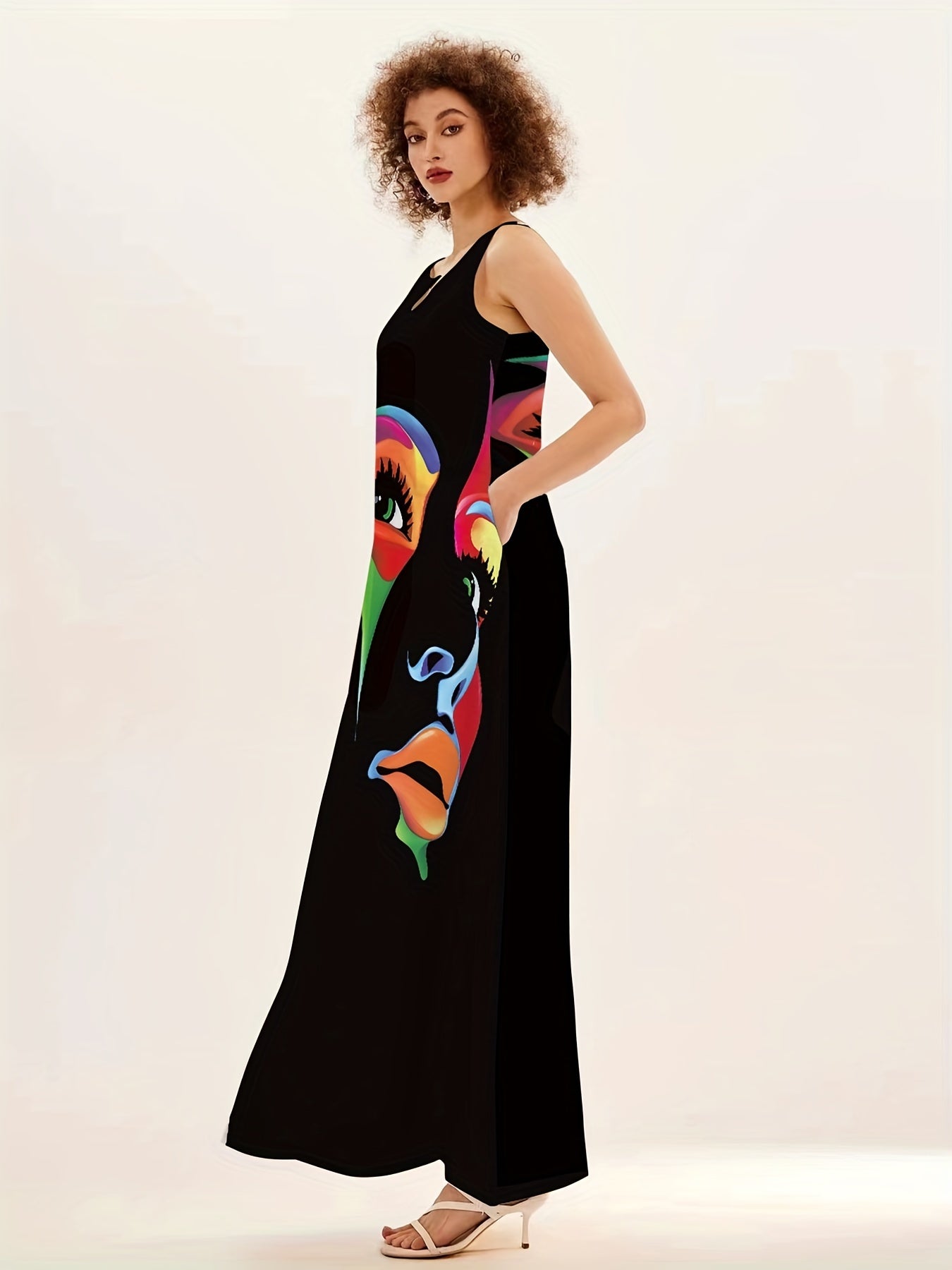Honor - Elegancka sukienka maxi z nadrukiem maski