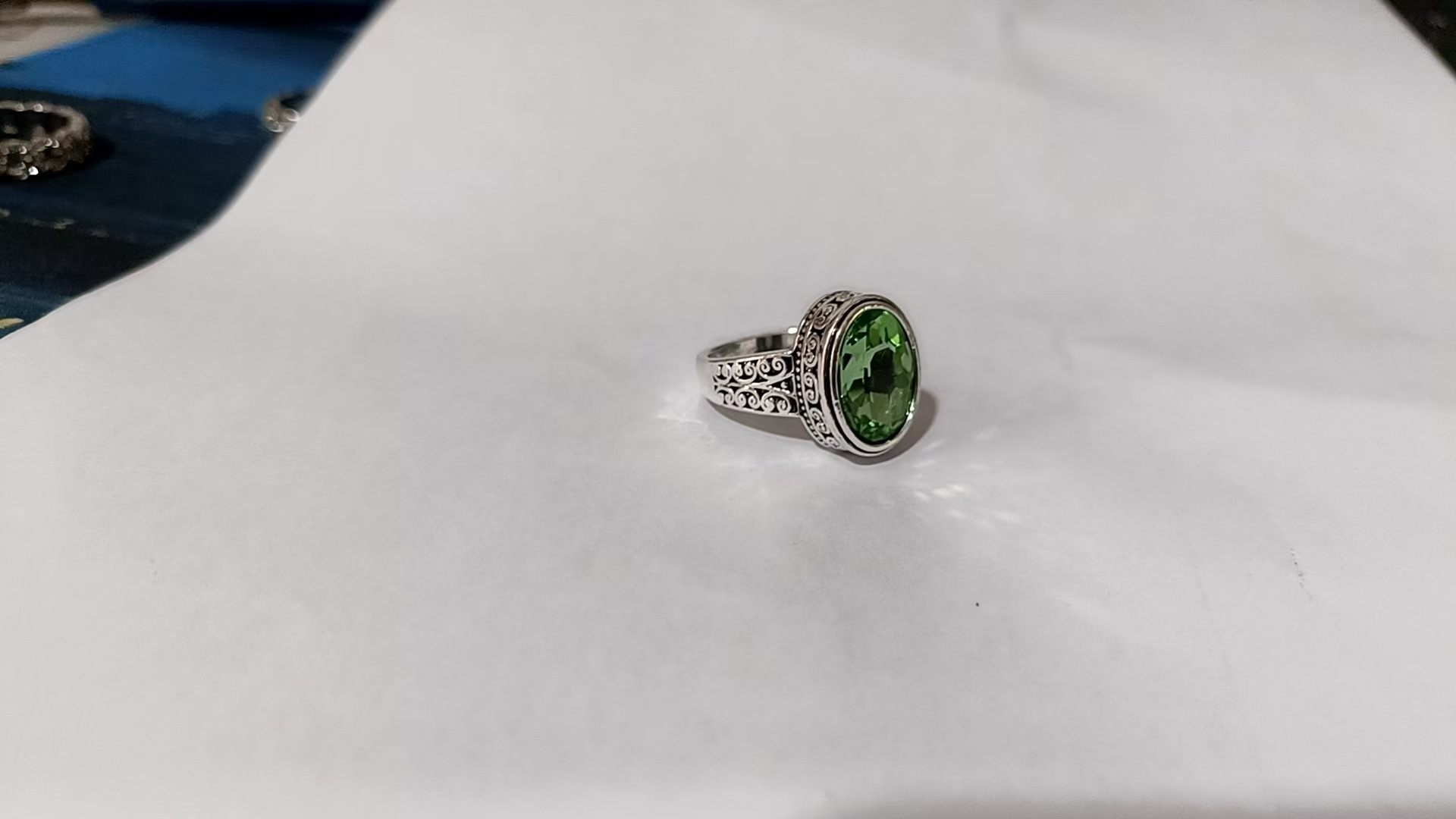 Pandora – Pierścionek z kryształem w kolorze oliwkowym w stylu vintage