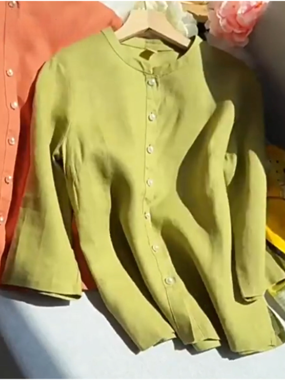 Kobieta Tencel i lniana koszula z kołnierzykiem stójkowym i perłowymi guzikami