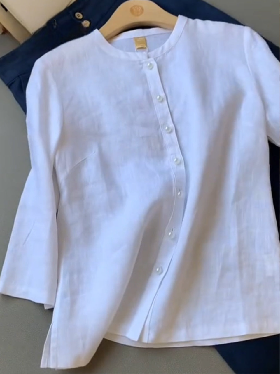 Kobieta Tencel i lniana koszula z kołnierzykiem stójkowym i perłowymi guzikami