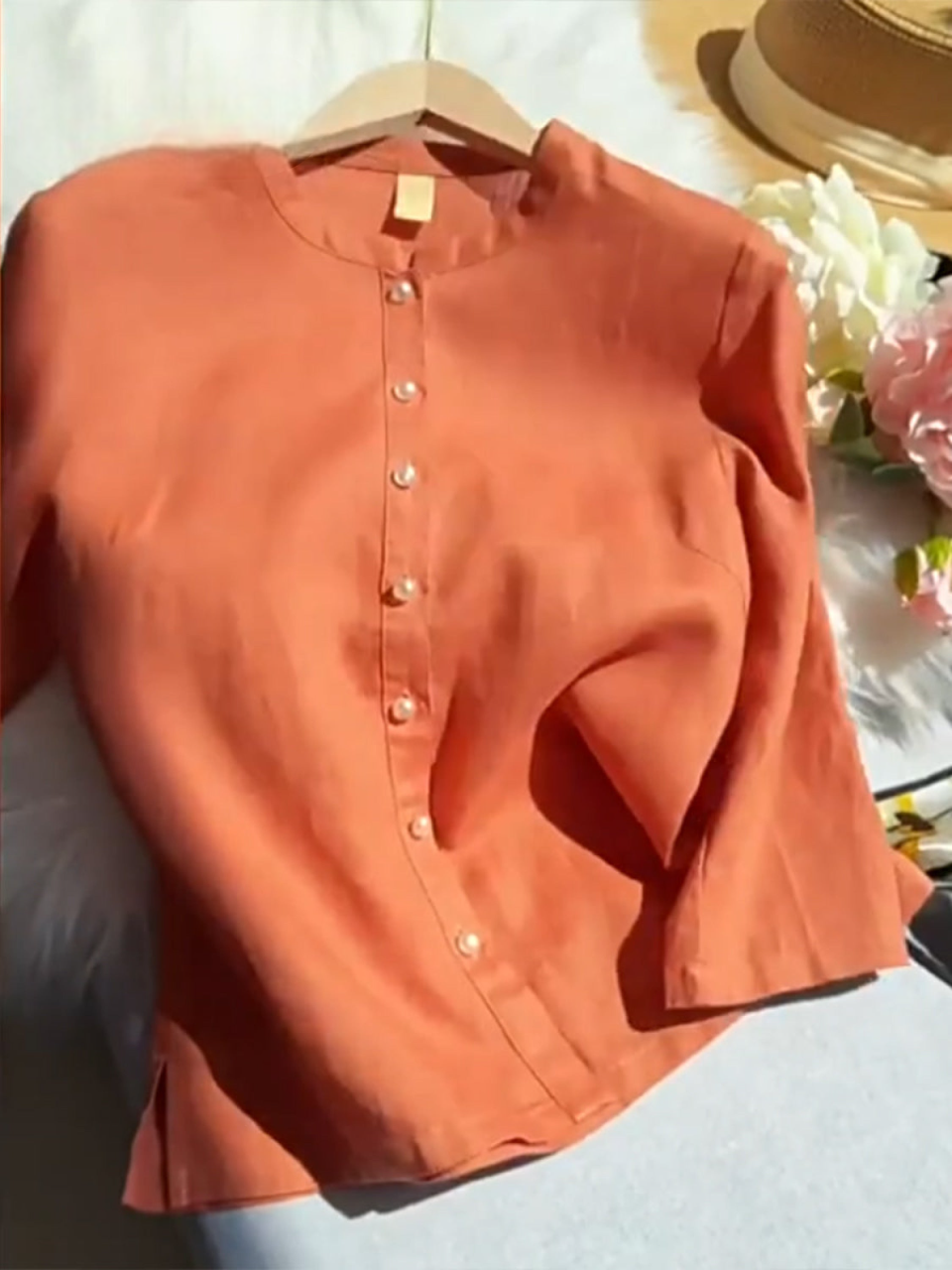 Kobieta Tencel i lniana koszula z kołnierzykiem stójkowym i perłowymi guzikami