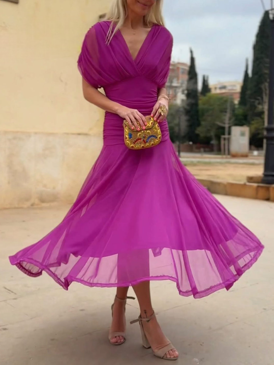 Elegancka sukienka wieczorowa z odkrytymi ramionami