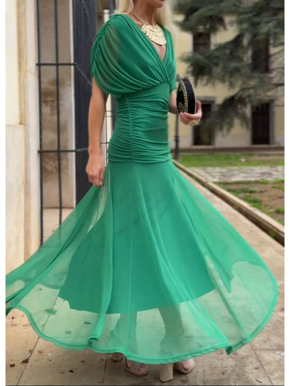 Elegancka sukienka wieczorowa z odkrytymi ramionami