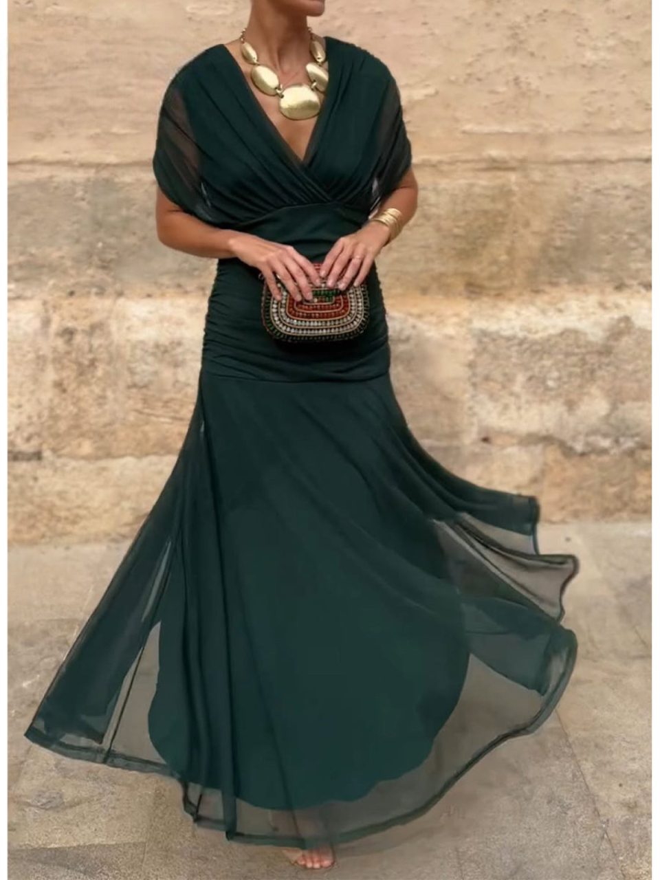 Elegancka sukienka wieczorowa z odkrytymi ramionami