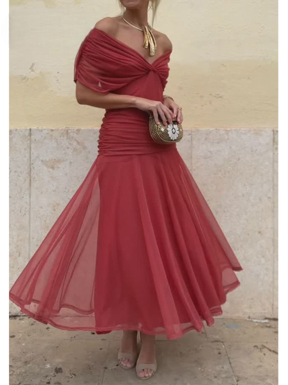Elegancka sukienka wieczorowa z odkrytymi ramionami