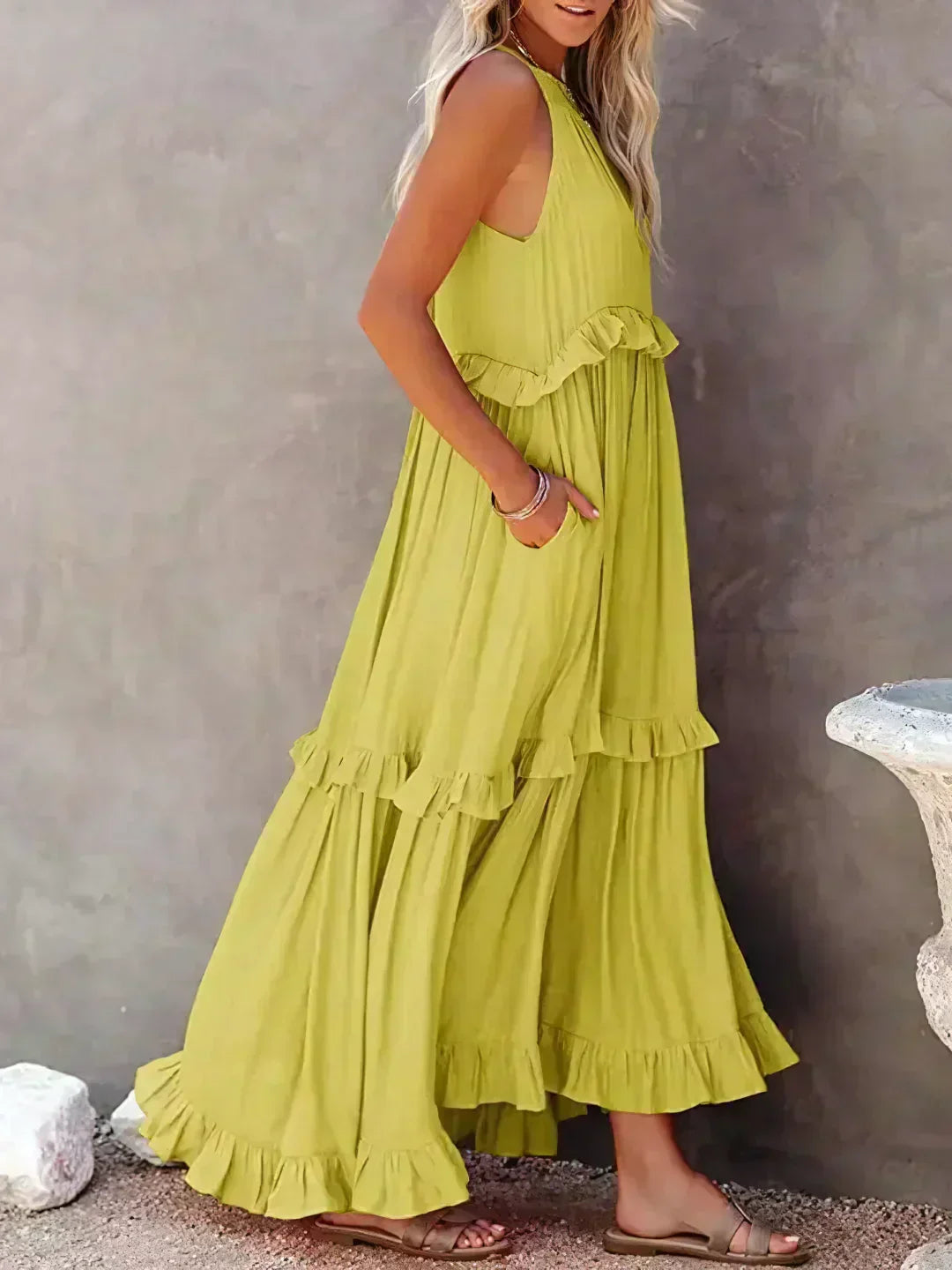 Delilah - Elegancka sukienka z falbanami i wiązaniem na szyi