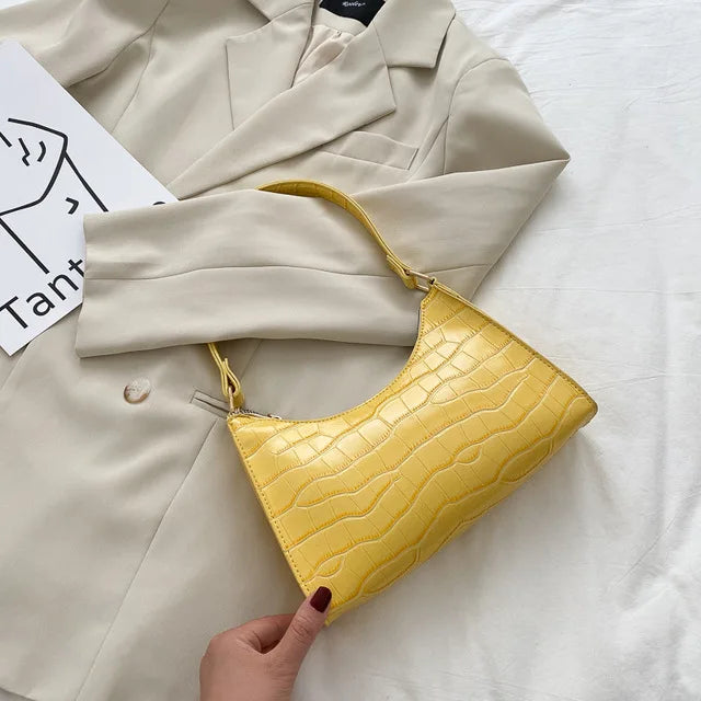 Tilly - Błyszcząca torebka crossbody z nadrukiem krokodyla