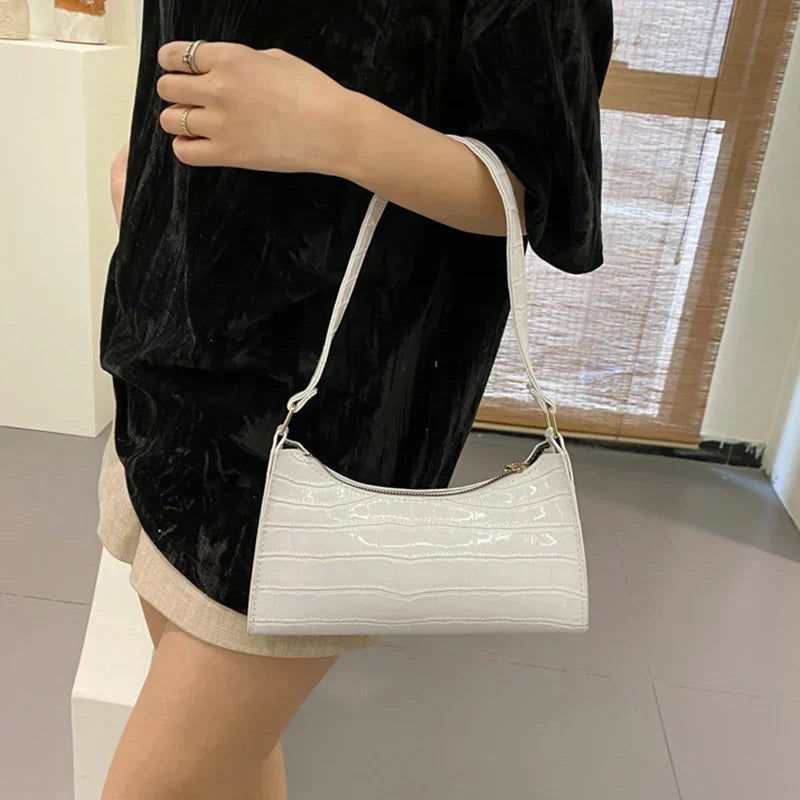 Tilly - Błyszcząca torebka crossbody z nadrukiem krokodyla