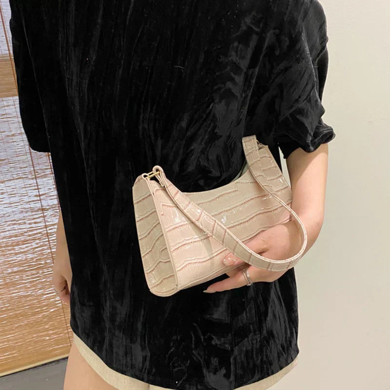 Tilly - Błyszcząca torebka crossbody z nadrukiem krokodyla