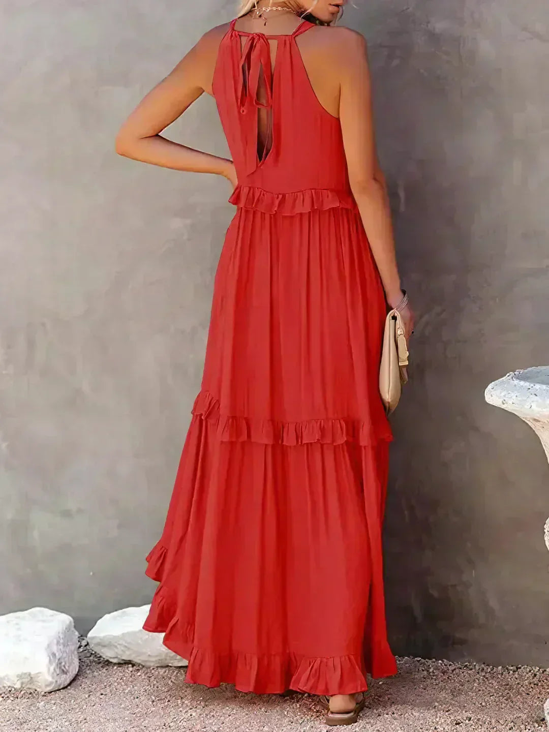 Delilah - Elegancka sukienka z falbanami i wiązaniem na szyi