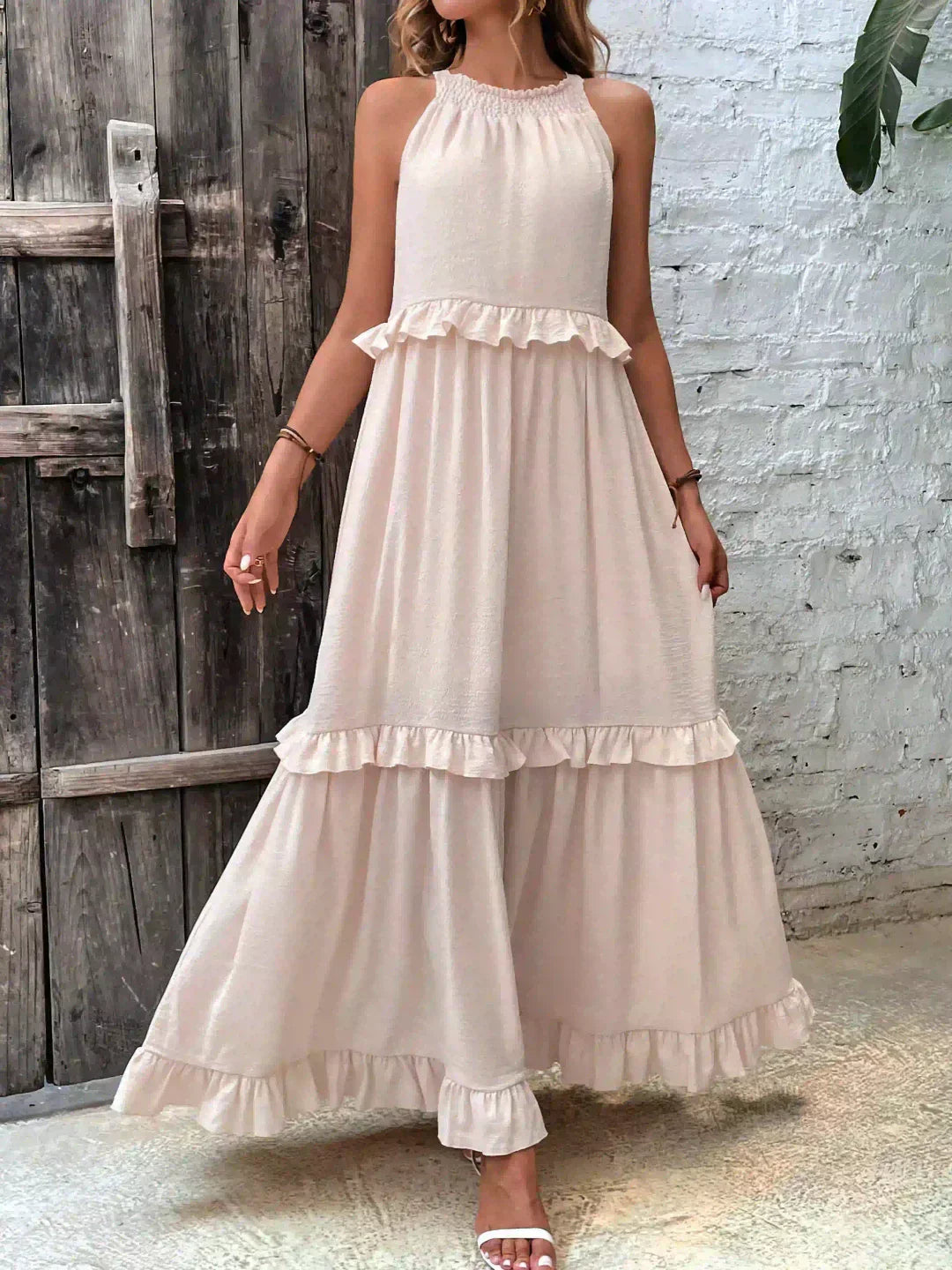 Delilah - Elegancka sukienka z falbanami i wiązaniem na szyi