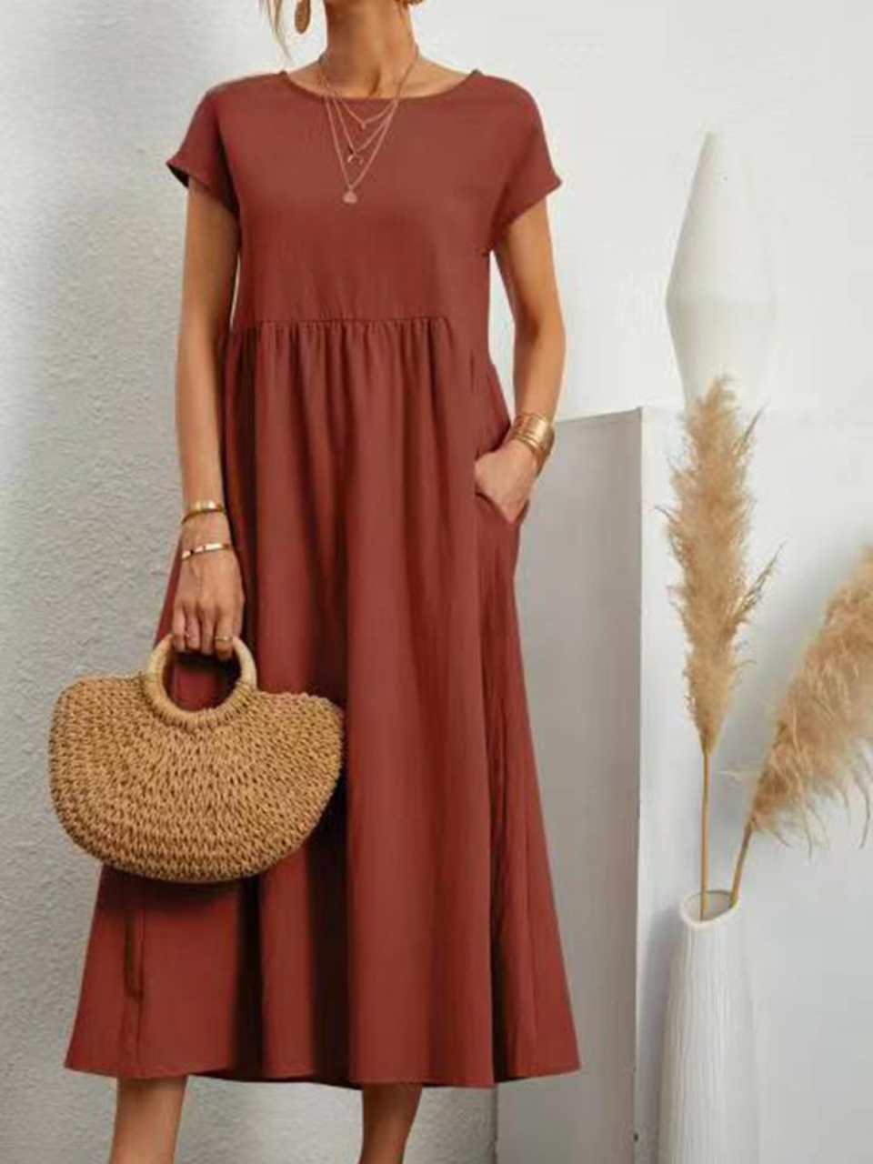 Minimalistyczna sukienka maxi z krótkim rękawem