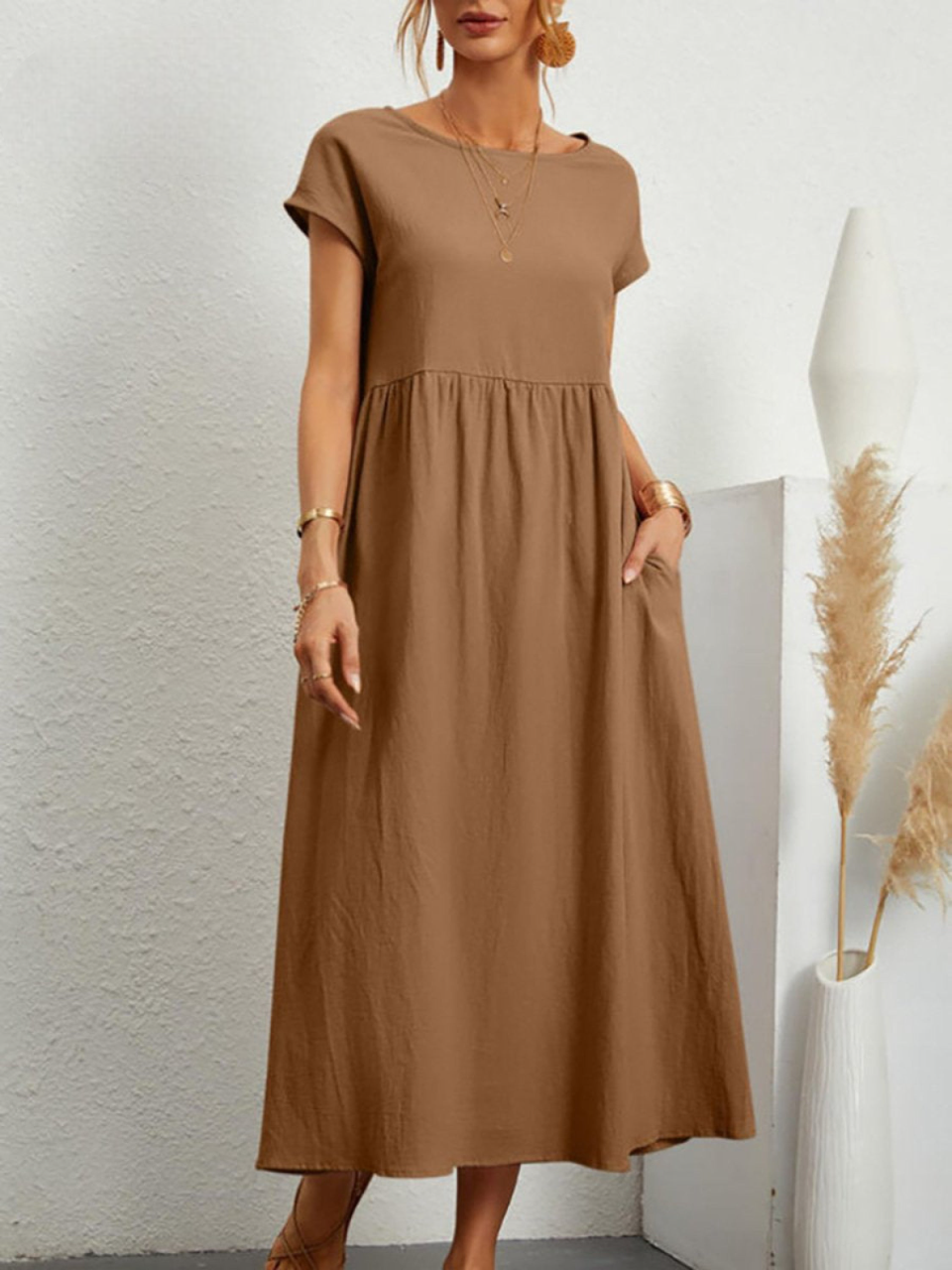 Minimalistyczna sukienka maxi z krótkim rękawem