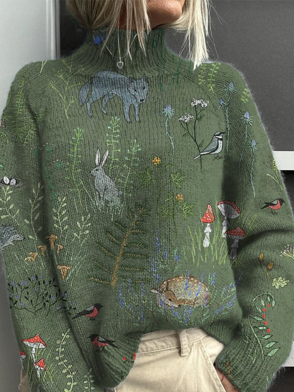Sweter dzianinowy z leśnym i zwierzęcym nadrukiem, z golfem